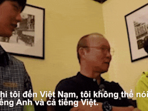 Ở tuyển Việt Nam, đáng yêu nhất phải là thầy Park: Hết nựng má, đắp mặt nạ lại đến rủ học trò bắn tim khi chụp ảnh-3