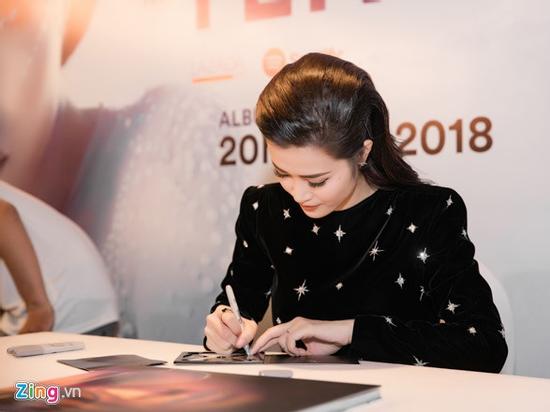 Đông Nhi xuống sức do lao lực trước live show 10 năm ca hát