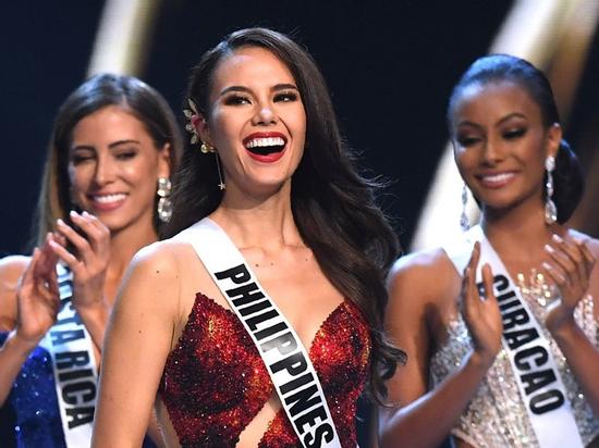 Sự thật khắc nghiệt bên trong các lò đào tạo hoa hậu quốc tế