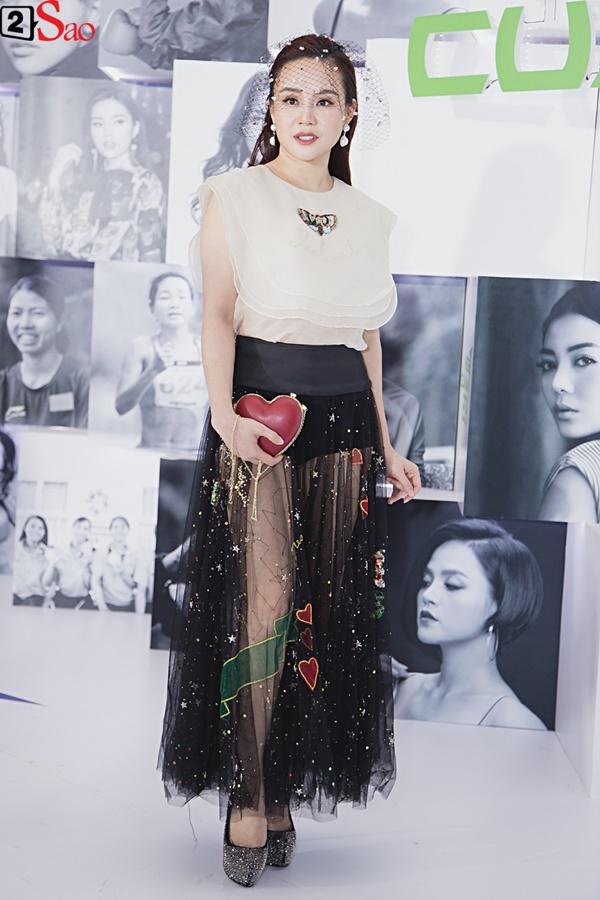 Vừa trở về từ Miss Universe, HHen Niê lấn lướt dàn mỹ nhân trên thảm đỏ với đầm cắt xẻ vô cùng sexy-10