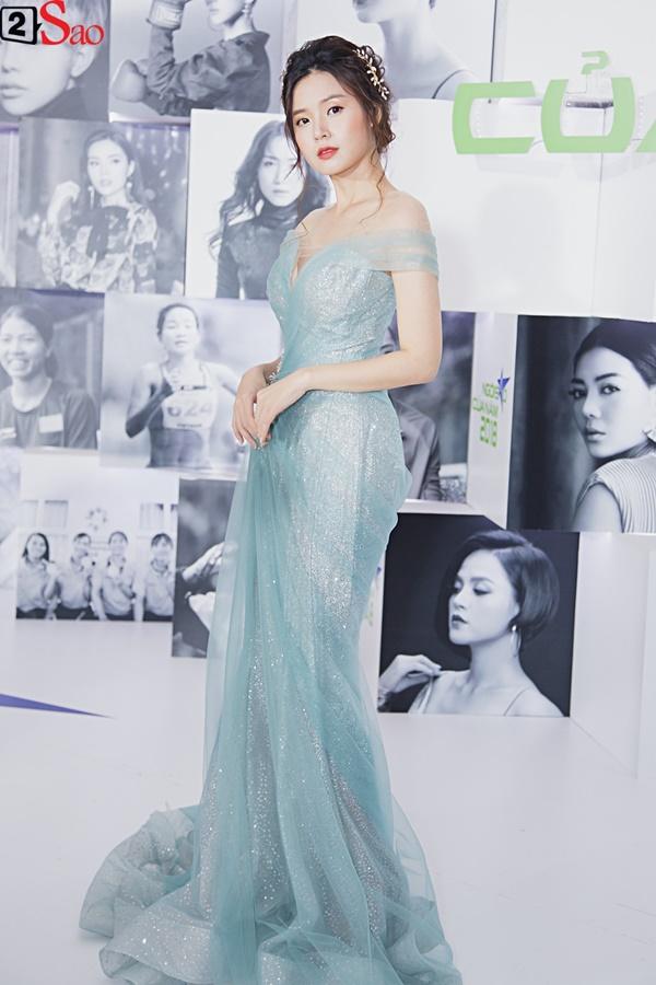 Vừa trở về từ Miss Universe, HHen Niê lấn lướt dàn mỹ nhân trên thảm đỏ với đầm cắt xẻ vô cùng sexy-16