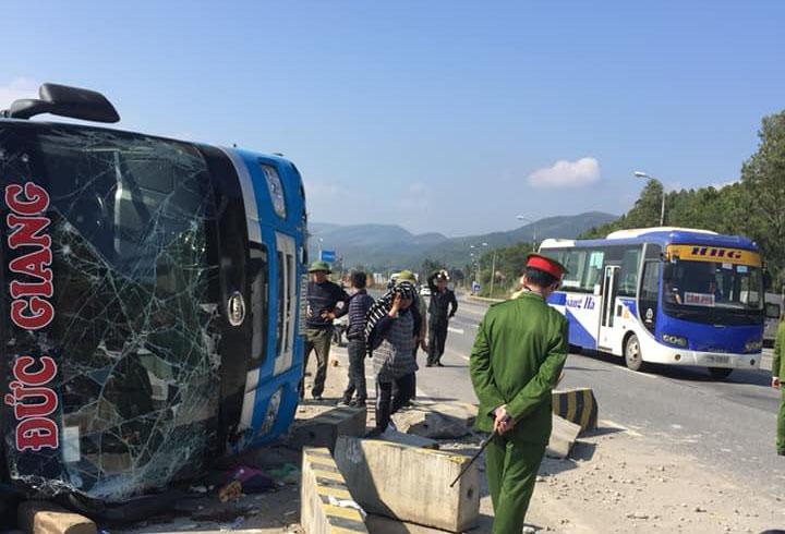 Lật xe khách ở Quảng Ninh, 7 người thương vong-1