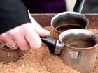 Độc lạ cà phê đun trên 'chảo cát nóng' của vùng Trung Đông