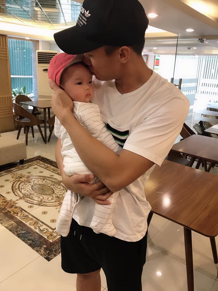 Hé lộ danh tính bé gái quyền lực khiến dàn trai tân của tuyển Việt Nam không ngại thiệt hại kinh tế tức tốc đi sắm đồ bỉm sữa-8