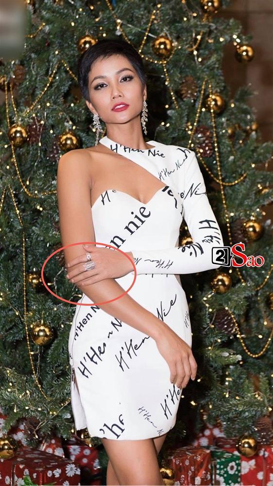 HHen Niê mặc đầm cắt xẻ táo bạo nhưng fan lại săm soi một chi tiết cực kỳ đáng yêu-2