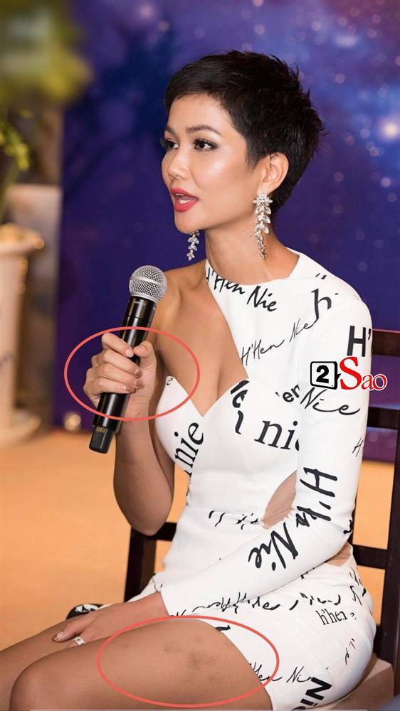 HHen Niê mặc đầm cắt xẻ táo bạo nhưng fan lại săm soi một chi tiết cực kỳ đáng yêu-7