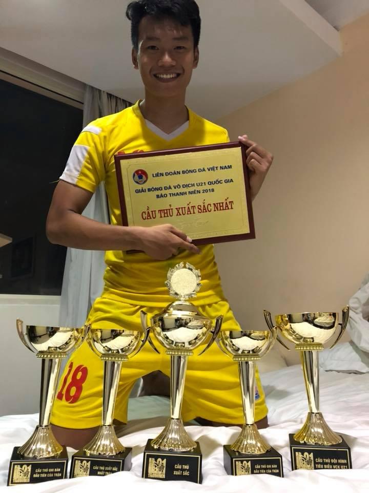 Lại khai quật thêm gái xinh là người yêu của tân binh vừa được thầy Park triệu tập chuẩn bị cho Asian Cup-2