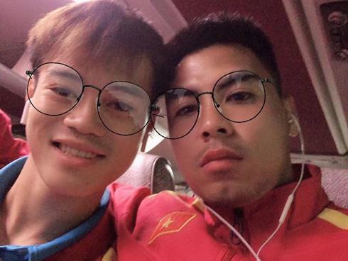 Thấy Văn Toàn giận dỗi, Đức Huy dỗ dành, khoe bằng chứng thể hiện tình cảm bên chặt thế này đây