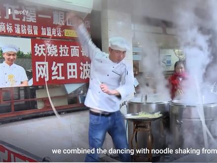 Kỳ lạ: Xem siêu đầu bếp nhảy múa cuồng nhiệt với một sợi mỳ