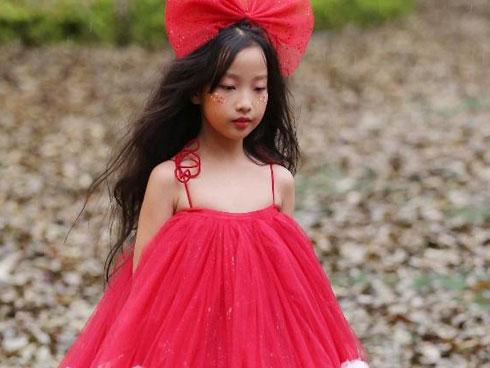 Mẫu nhí vừa catwalk vừa làm MC tại Vietnam Junior Fashion Week