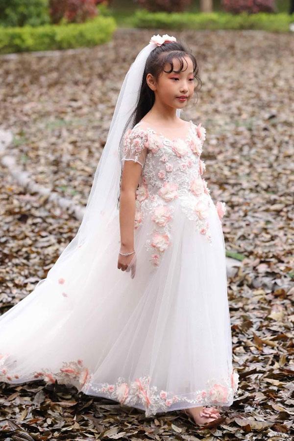 Mẫu nhí vừa catwalk vừa làm MC tại Vietnam Junior Fashion Week-2