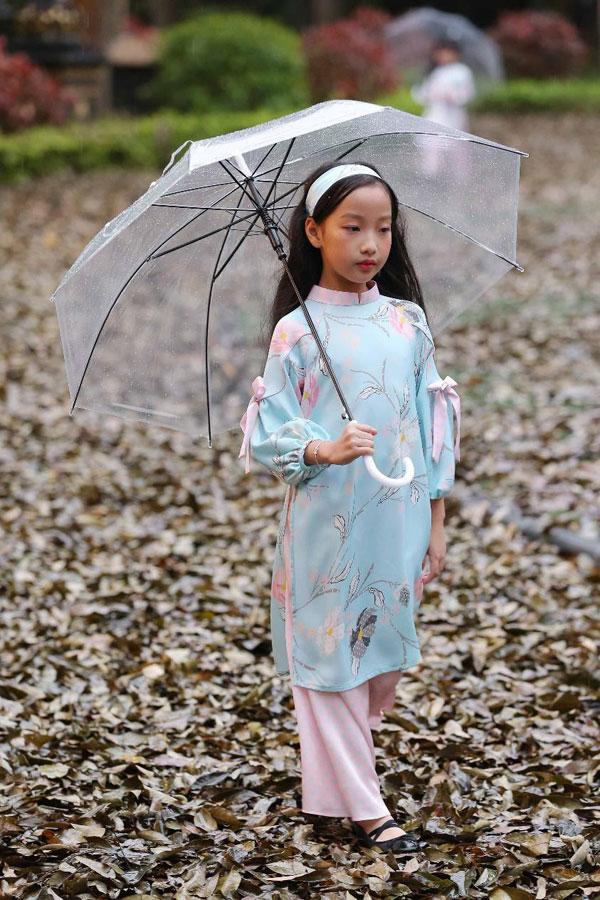 Mẫu nhí vừa catwalk vừa làm MC tại Vietnam Junior Fashion Week-3