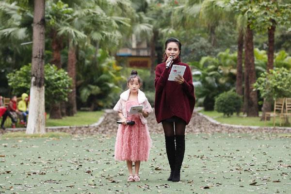 Mẫu nhí vừa catwalk vừa làm MC tại Vietnam Junior Fashion Week-4