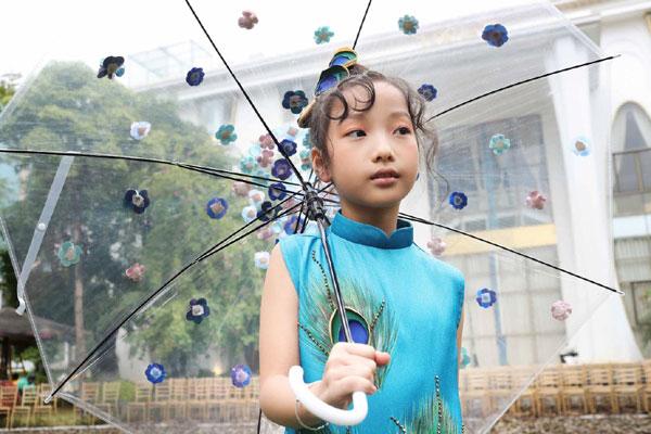 Mẫu nhí vừa catwalk vừa làm MC tại Vietnam Junior Fashion Week-6