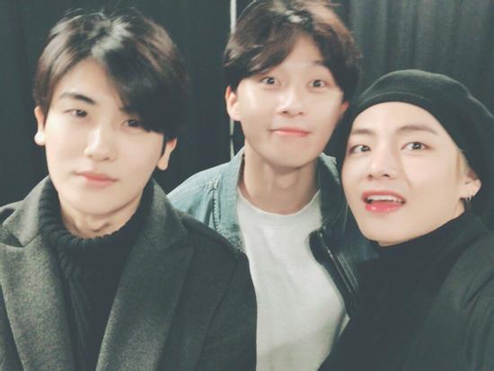 Park Seo Joon thân mật bên dàn trai đẹp Park Hyung Sik, BTS V khiến fan phấn khích