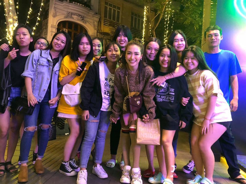 Hòa Minzy lộ gương mặt được ví như bản sao Minh Hằng, khác lạ đến bố mẹ khó nhận ra-7