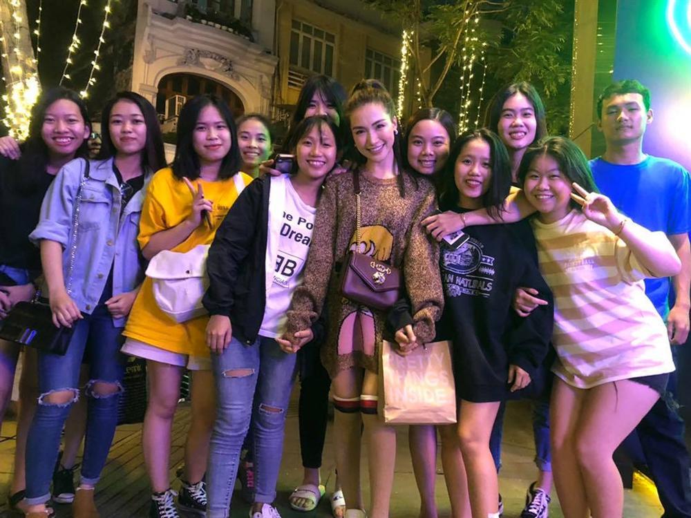 Hòa Minzy lộ gương mặt được ví như bản sao Minh Hằng, khác lạ đến bố mẹ khó nhận ra-8