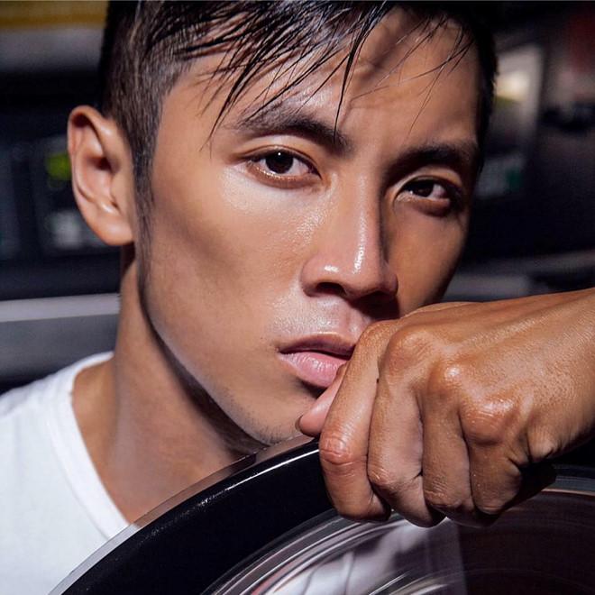 Anh chàng mặc vest đen điển trai trong đoàn đón HHen Niê là ai?-3