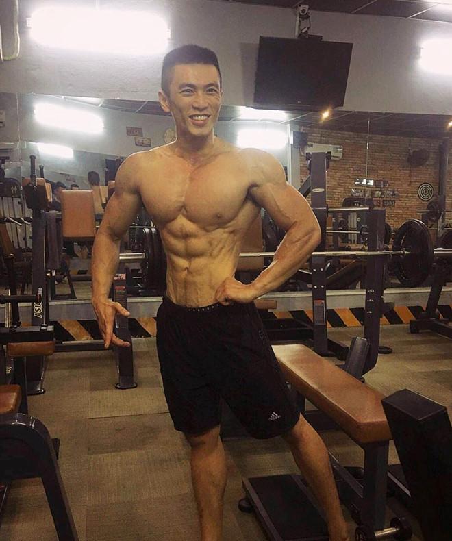 Anh chàng mặc vest đen điển trai trong đoàn đón HHen Niê là ai?-4