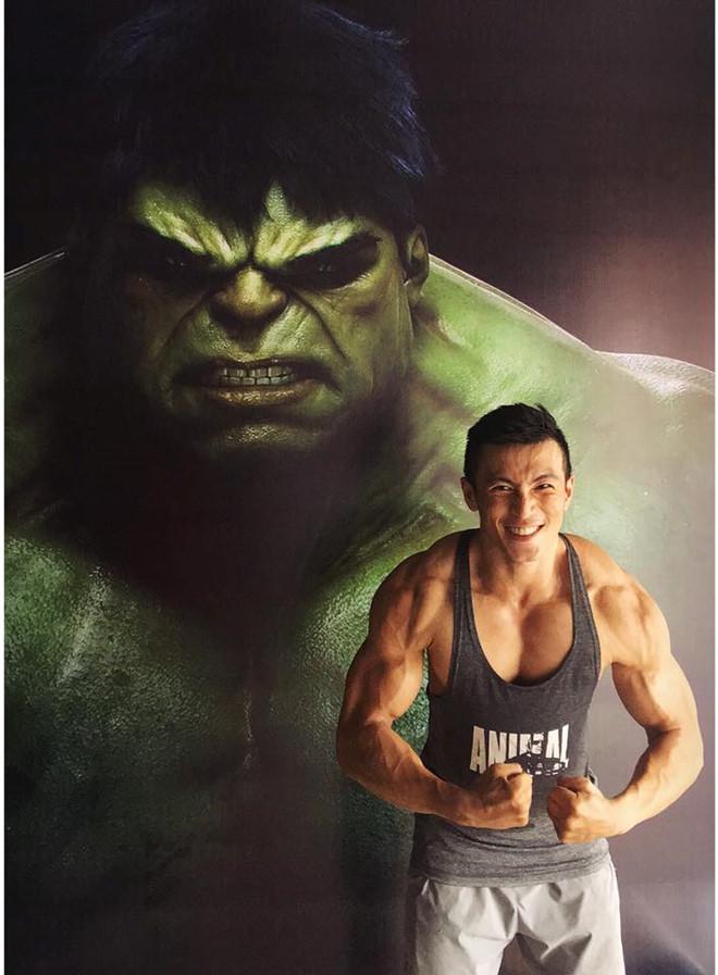 Anh chàng mặc vest đen điển trai trong đoàn đón HHen Niê là ai?-6
