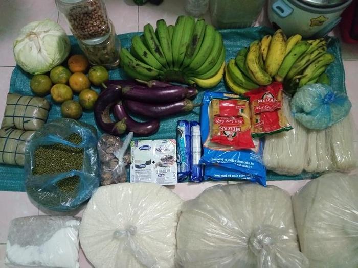 Dành cả thanh xuân nhận đồ ăn mẹ gửi, cô gái khoe ảnh khiến dân mạng ghen tỵ và sống mũi cay cay nhớ nhà-1