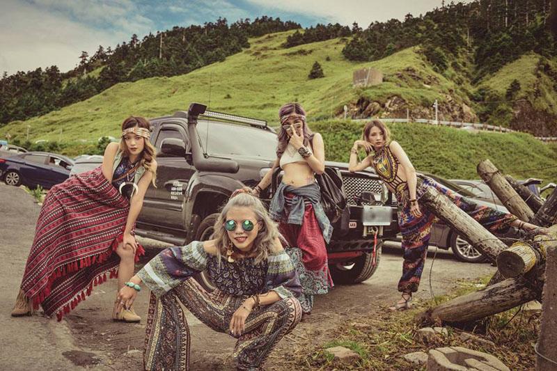 Mặc như không tạo dáng hở bạo trên đèo cao, 4 cô gái xinh đẹp nhận gạch đá đủ xây biệt thự-3