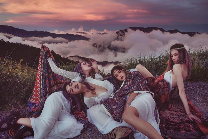 Mặc như không tạo dáng hở bạo trên đèo cao, 4 cô gái xinh đẹp nhận gạch đá đủ xây biệt thự-4