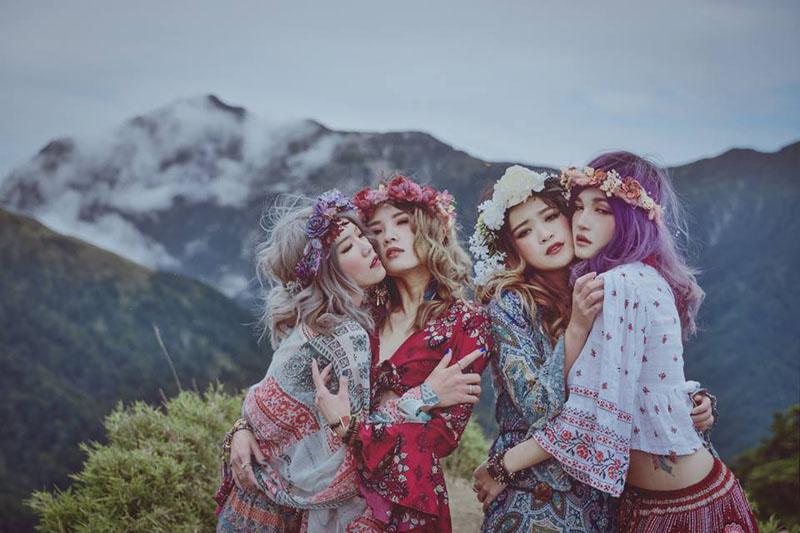 Mặc như không tạo dáng hở bạo trên đèo cao, 4 cô gái xinh đẹp nhận gạch đá đủ xây biệt thự-5