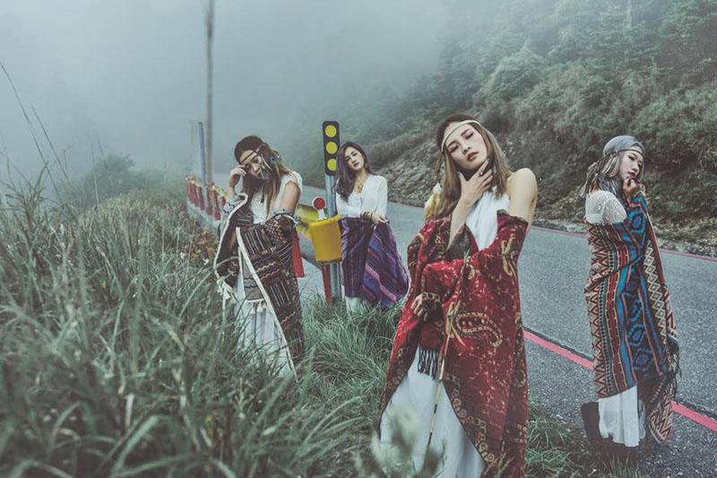 Mặc như không tạo dáng hở bạo trên đèo cao, 4 cô gái xinh đẹp nhận gạch đá đủ xây biệt thự-6