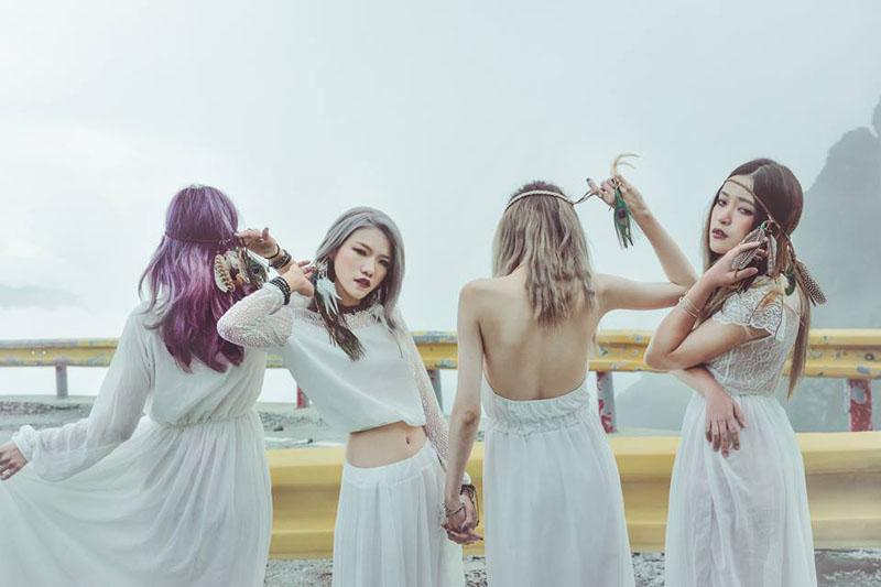 Mặc như không tạo dáng hở bạo trên đèo cao, 4 cô gái xinh đẹp nhận gạch đá đủ xây biệt thự-7