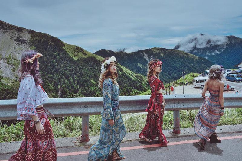 Mặc như không tạo dáng hở bạo trên đèo cao, 4 cô gái xinh đẹp nhận gạch đá đủ xây biệt thự-9