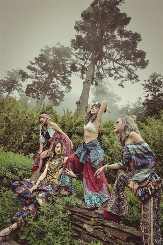 Mặc như không tạo dáng hở bạo trên đèo cao, 4 cô gái xinh đẹp nhận gạch đá đủ xây biệt thự-10