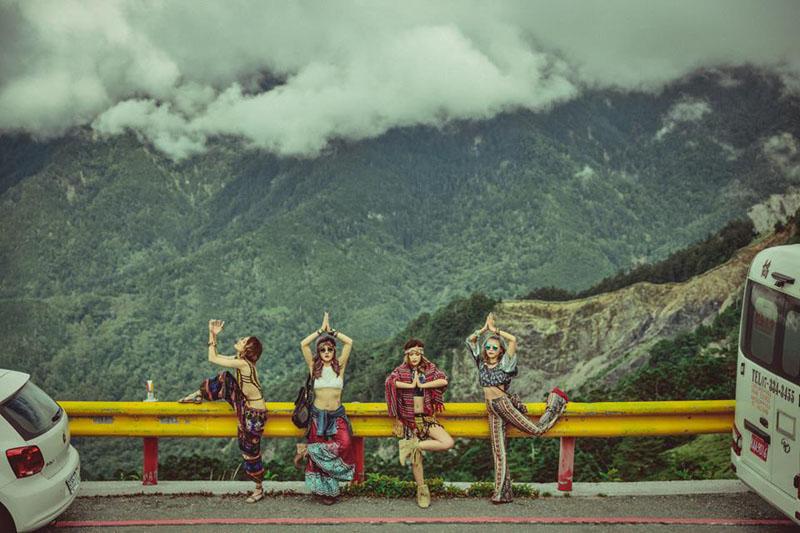 Mặc như không tạo dáng hở bạo trên đèo cao, 4 cô gái xinh đẹp nhận gạch đá đủ xây biệt thự-11