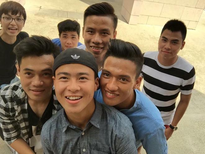 Loạt ảnh chứng minh Văn Toàn - Đức Huy là đôi bạn thân lầy lội-5