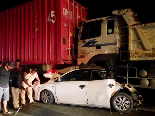 TPHCM: Container bị nổ bình khí, mất phanh, gây tai nạn liên hoàn