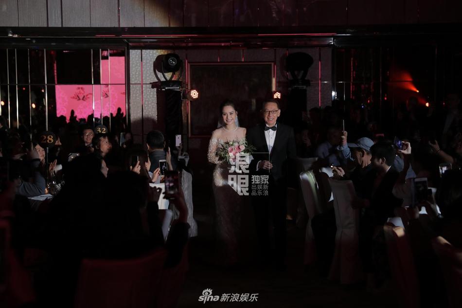Chung Hân Đồng tiết lộ bộ ảnh cưới chụp dưới nước đẹp như mỹ nhân ngư hiếm ai sánh bằng-12