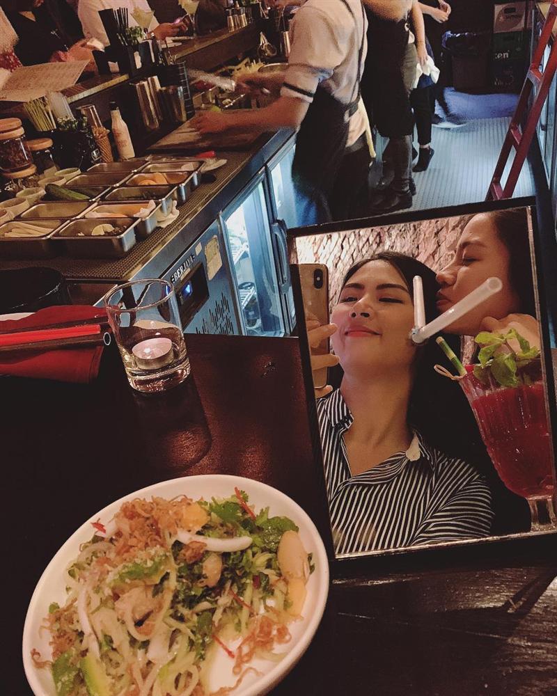 Siêu mẫu Thanh Hằng khoe ảnh sexy tắm bồn, cưỡi siêu xe độc lạ-9