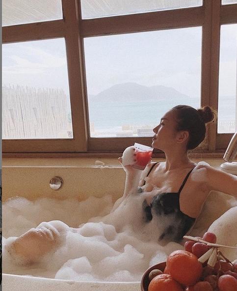 Siêu mẫu Thanh Hằng khoe ảnh sexy tắm bồn, cưỡi siêu xe độc lạ-1