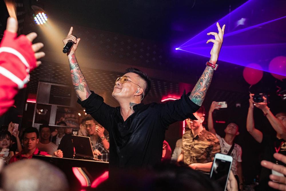 Siêu mẫu Thanh Hằng khoe ảnh sexy tắm bồn, cưỡi siêu xe độc lạ-5