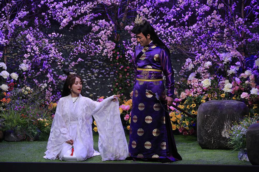 Được yêu cầu trổ tài võ nghệ, Hòa Minzy lại quẩy điệu múa quạt khiến Trấn Thành phát hoảng-1