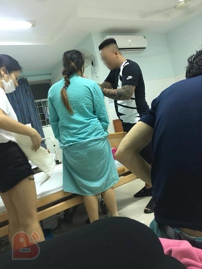 Hình ảnh người chồng xăm trổ hết lòng chăm vợ đẻ khiến chị em rần rần đừng vội đánh giá qua vẻ bề ngoài-2