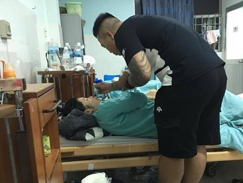 Hình ảnh người chồng xăm trổ hết lòng chăm vợ đẻ khiến chị em rần rần 'đừng vội đánh giá qua vẻ bề ngoài'