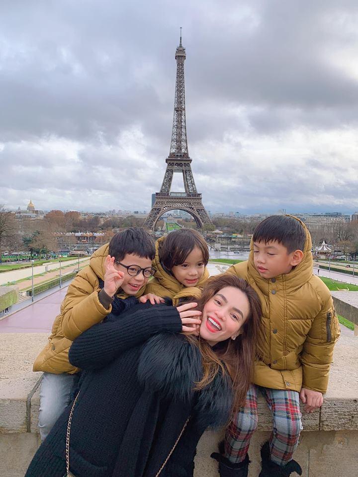 Hồ Ngọc Hà đưa gia đình xuất ngoại tới quê hương người tình Kim Lý đón Noel-7