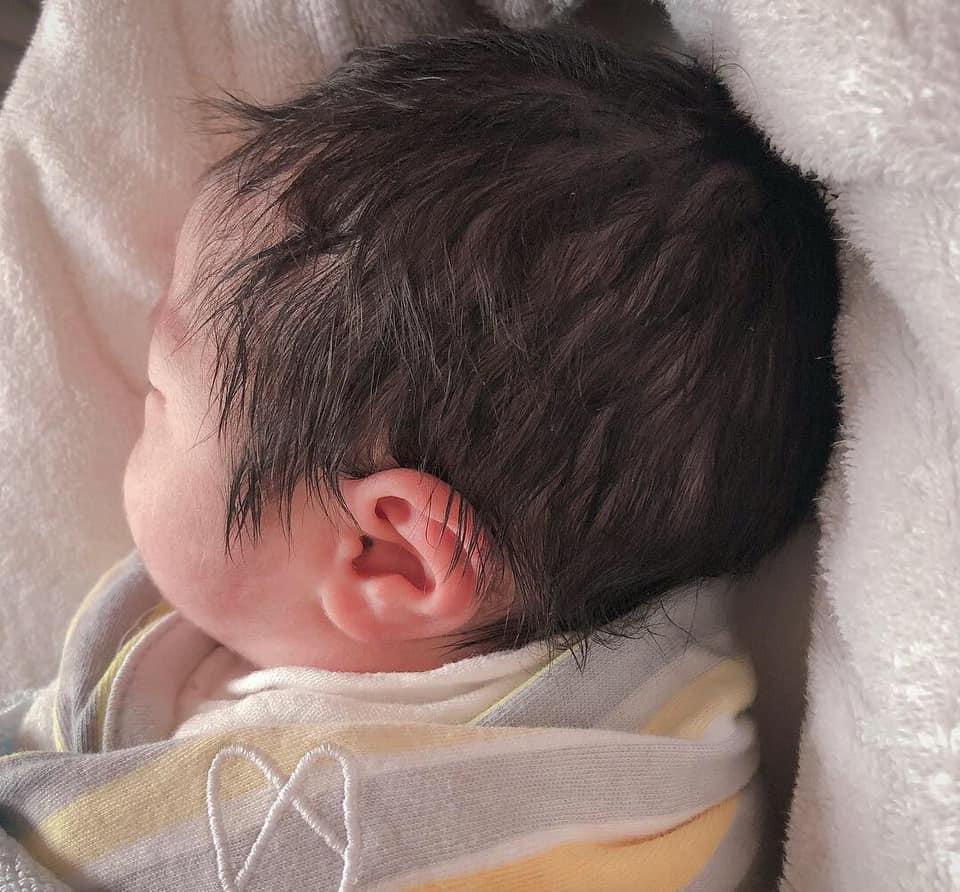 Hằng Túi khoe cận gương mặt đáng yêu của gái út mới sinh hôm qua, hé lộ ca vượt cạn thập tử nhất sinh-2