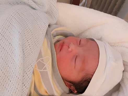 Hằng 'Túi' khoe cận gương mặt đáng yêu của gái út mới sinh hôm qua, hé lộ ca vượt cạn 'thập tử nhất sinh'