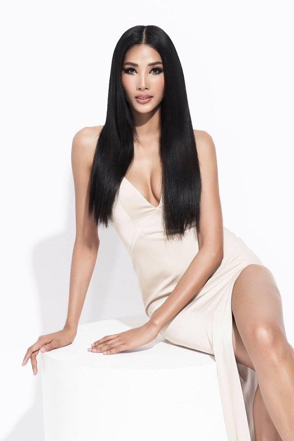 Fan thiết kế quốc phục hoa dâm bụt, chè đậu đen giúp Hoàng Thùy chinh chiến Miss Universe 2019-1