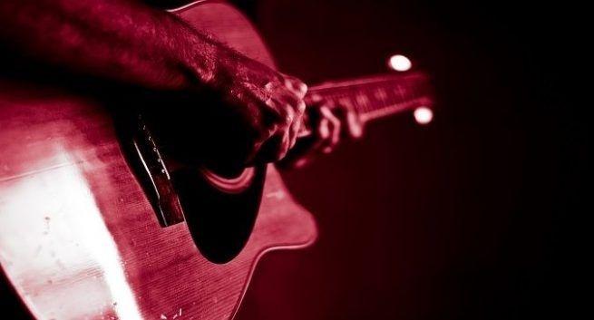 Đây chính là lý do tại sao bạn nên hẹn hò với anh chàng chơi guitar-1