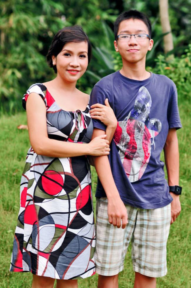 Bất ngờ trước ngoại hình đẹp hoàn hảo lại đàn hay hát giỏi của quý tử 19 tuổi nhà gia đình ca sĩ Mỹ Linh-1