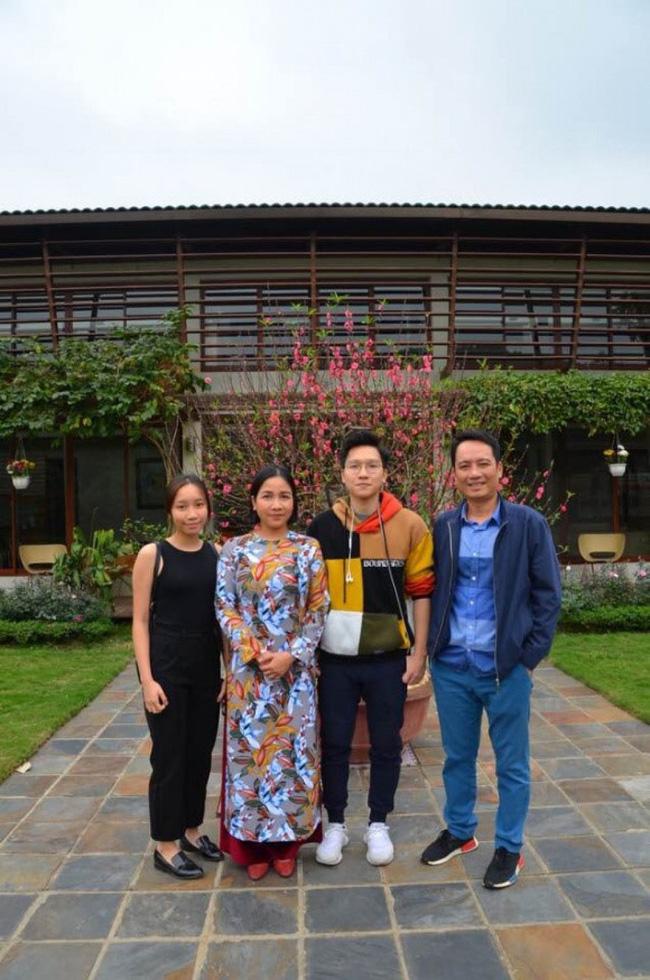 Bất ngờ trước ngoại hình đẹp hoàn hảo lại đàn hay hát giỏi của quý tử 19 tuổi nhà gia đình ca sĩ Mỹ Linh-2