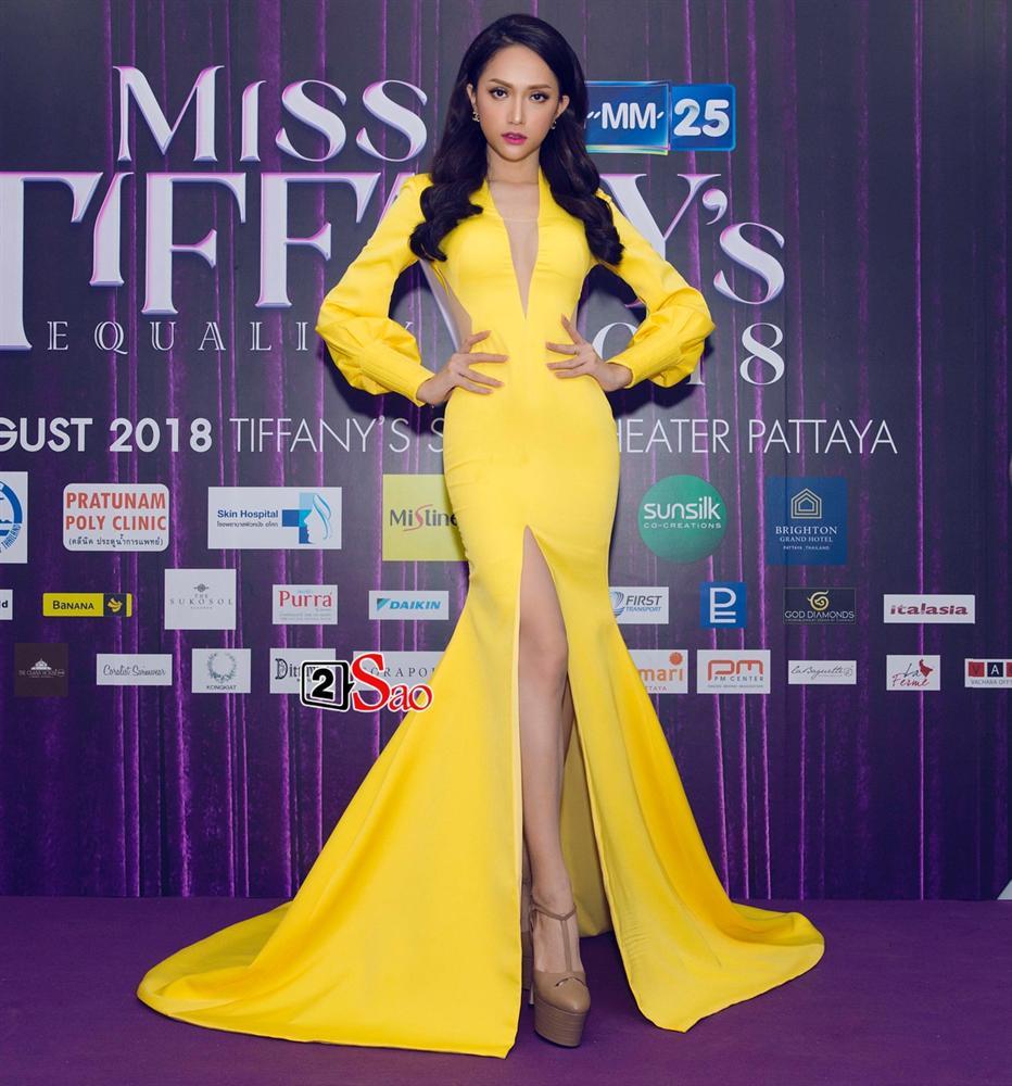 Hương Giang Idol lộ ngực méo mó trong hậu trường chụp ảnh chuẩn bị Miss International Queen 2019-12